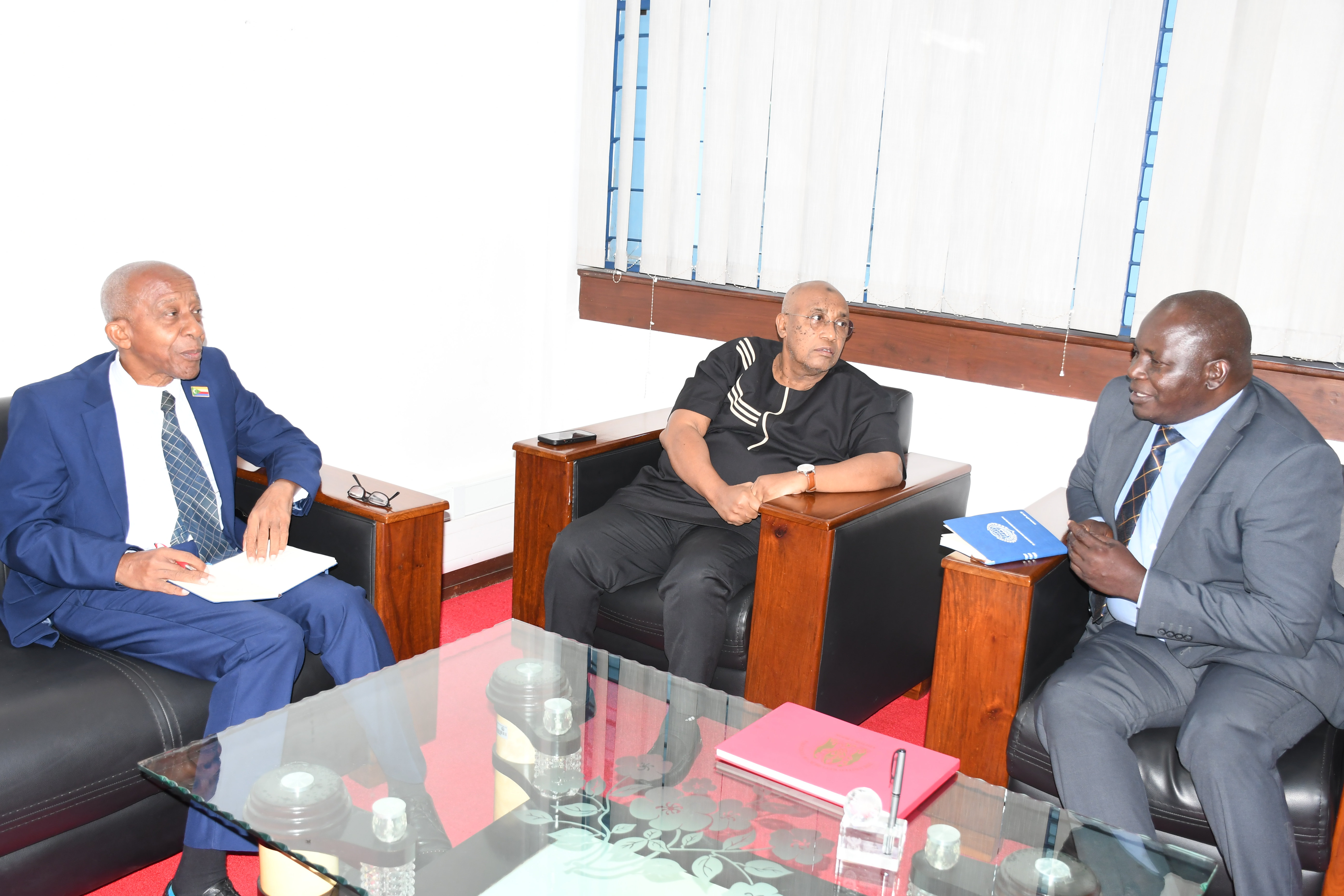 Uongozi wa Kituo cha Uhusiano wa Kimataifa cha Dkt. Salim Ahmed Salim umemkaribisha na kufanya mazungumzo rasmi na Balozi wa Visiwa vya Comoro nchini Tanzania, Mheshimiwa Dkt. Ahamada El Bada